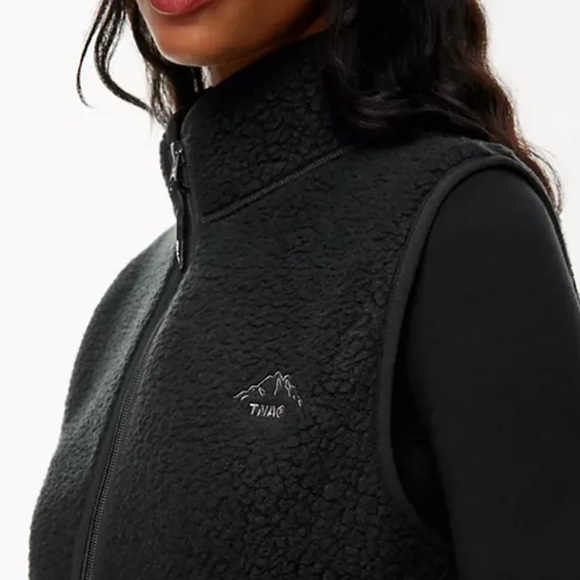 NWT Aritzia TNA Bigfoot Polar Everest Vest in Black - Picture 6 of 12